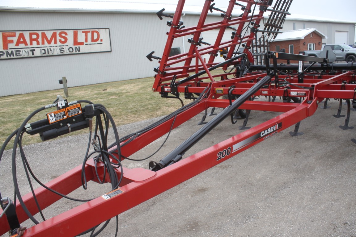Case/Int Tigermate 200 35' cultivator, 5 bar spike, c-shank, 3 section fold, rear hitch - Image 14