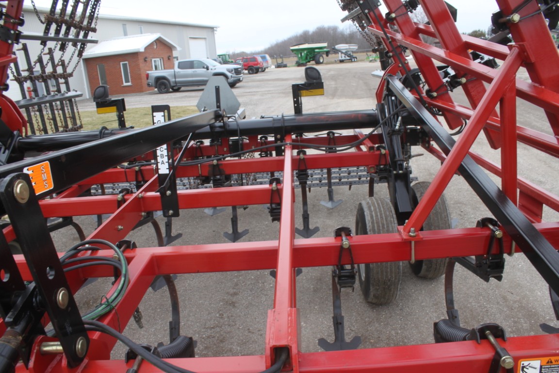 Case/Int Tigermate 200 35' cultivator, 5 bar spike, c-shank, 3 section fold, rear hitch - Image 15