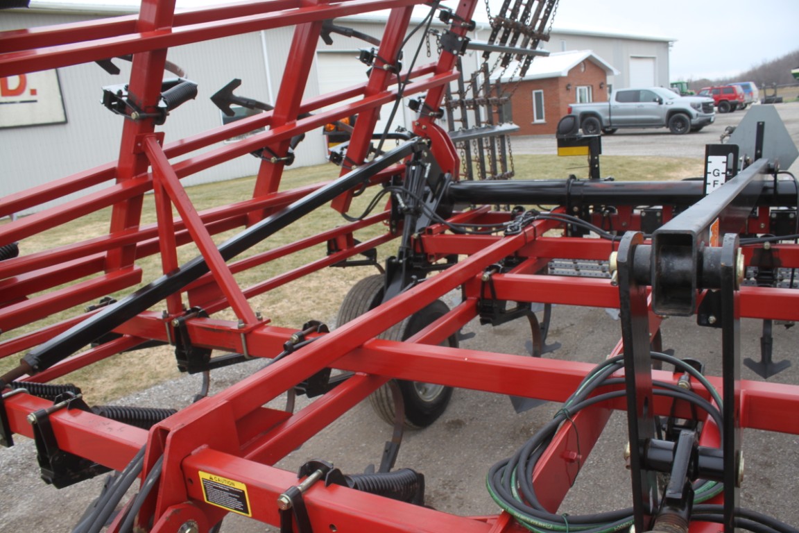 Case/Int Tigermate 200 35' cultivator, 5 bar spike, c-shank, 3 section fold, rear hitch - Image 16