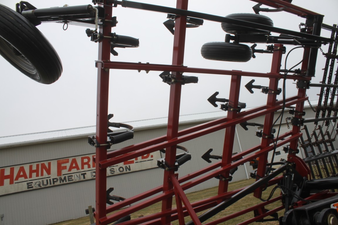 Case/Int Tigermate 200 35' cultivator, 5 bar spike, c-shank, 3 section fold, rear hitch - Image 17