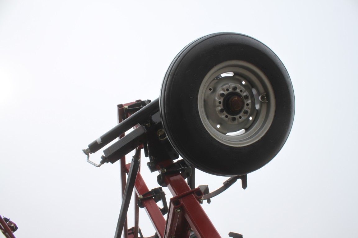 Case/Int Tigermate 200 35' cultivator, 5 bar spike, c-shank, 3 section fold, rear hitch - Image 18