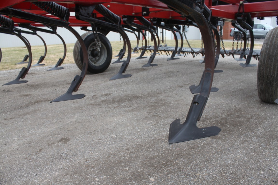 Case/Int Tigermate 200 35' cultivator, 5 bar spike, c-shank, 3 section fold, rear hitch - Image 19
