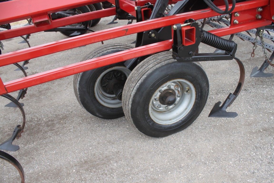 Case/Int Tigermate 200 35' cultivator, 5 bar spike, c-shank, 3 section fold, rear hitch - Image 21