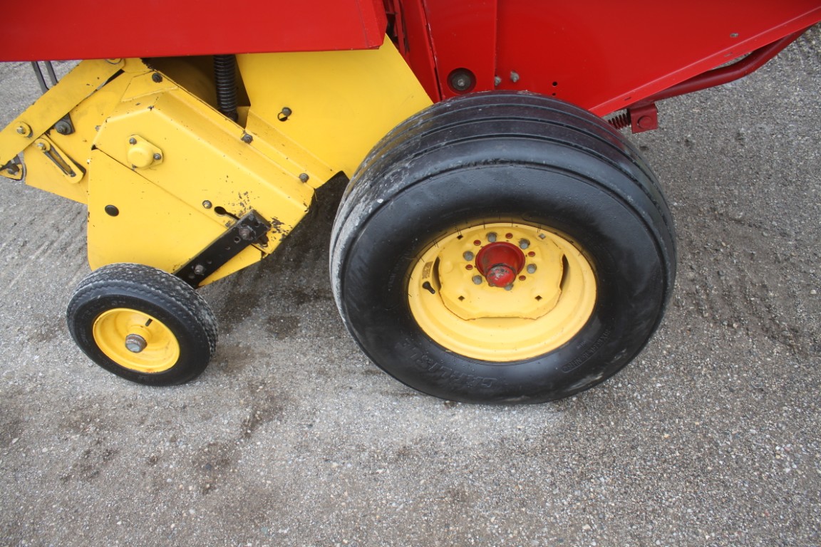 New Holland 648 round baler, Silage special, net wrap, wide pickup - Image 12
