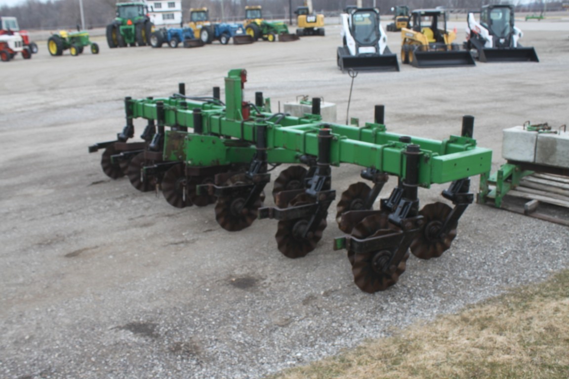 一 Yetter 15" coulter cart to fit 6 row planter/ 15' drill - Image 4