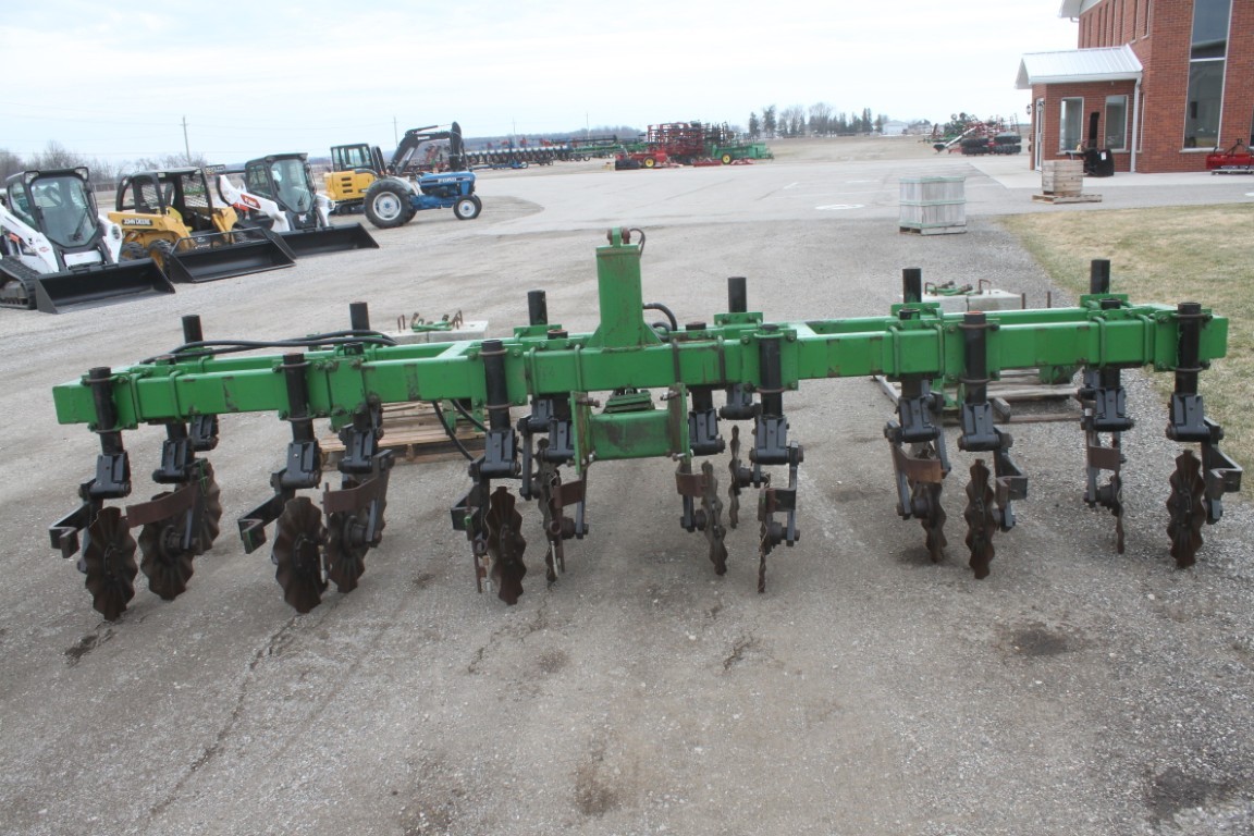 一 Yetter 15" coulter cart to fit 6 row planter/ 15' drill - Image 5