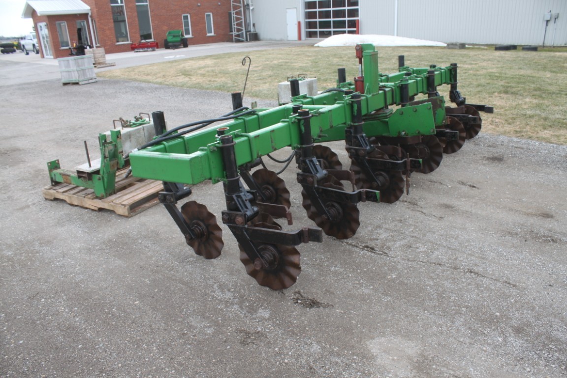 一 Yetter 15" coulter cart to fit 6 row planter/ 15' drill - Image 6