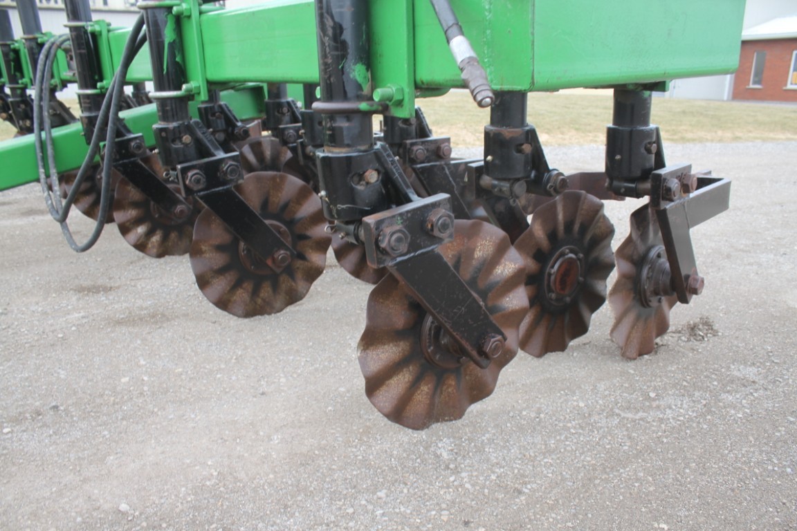 一 Yetter 15" coulter cart to fit 6 row planter/ 15' drill - Image 7