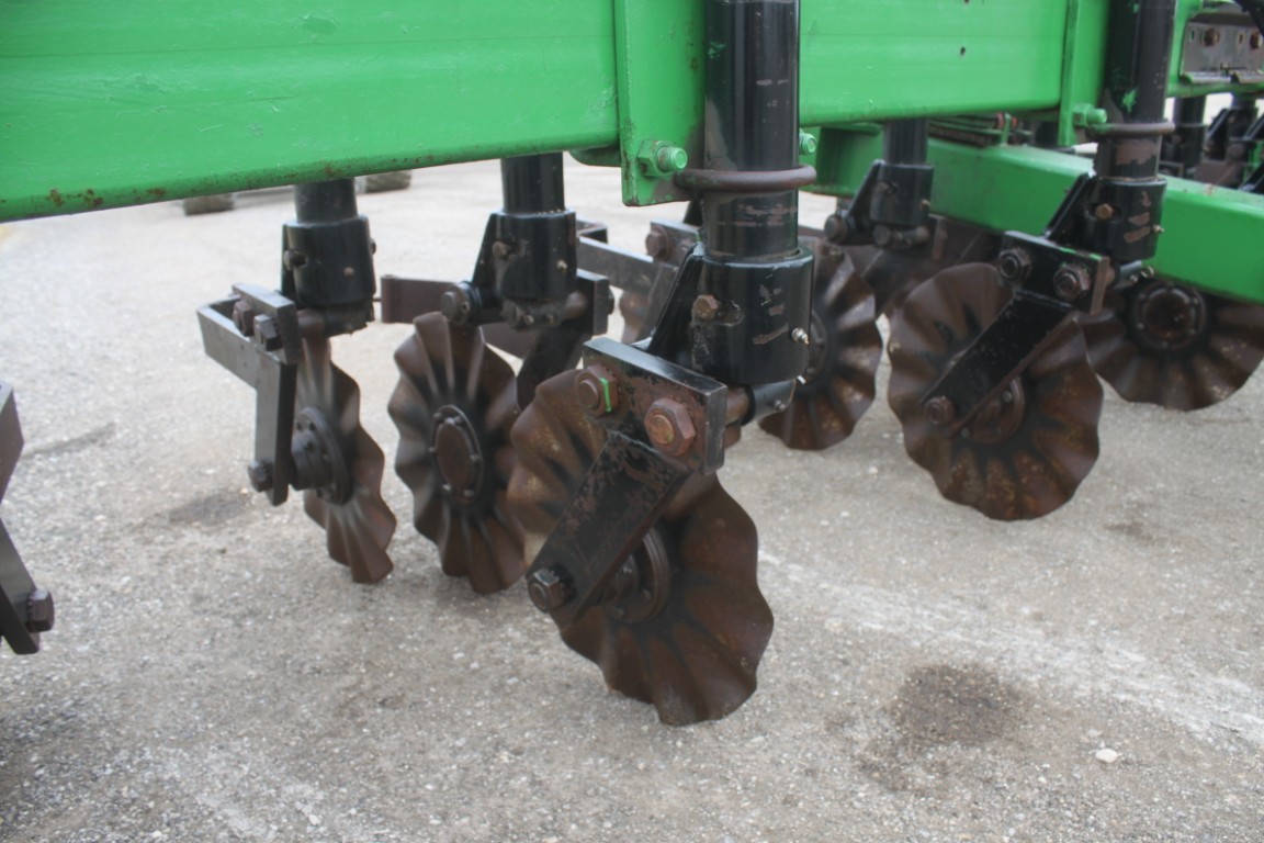 一 Yetter 15" coulter cart to fit 6 row planter/ 15' drill - Image 9