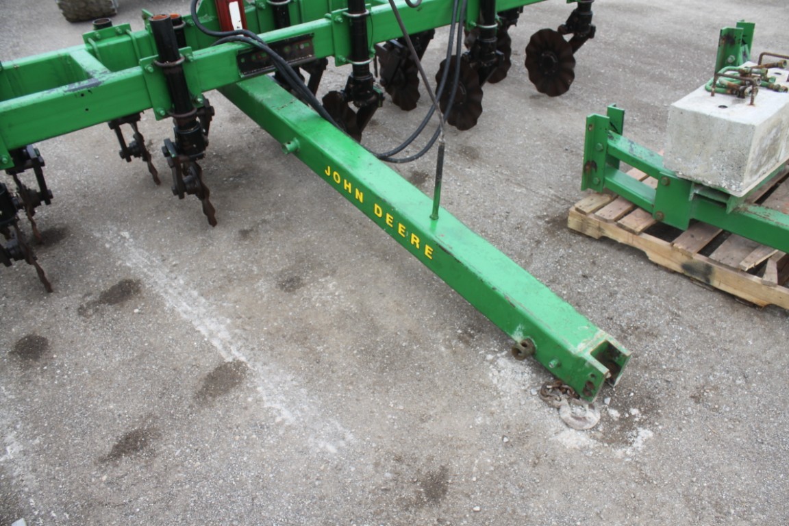 一 Yetter 15" coulter cart to fit 6 row planter/ 15' drill - Image 10