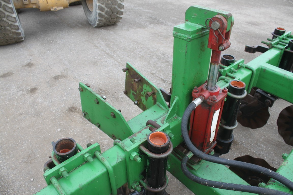 一 Yetter 15" coulter cart to fit 6 row planter/ 15' drill - Image 11