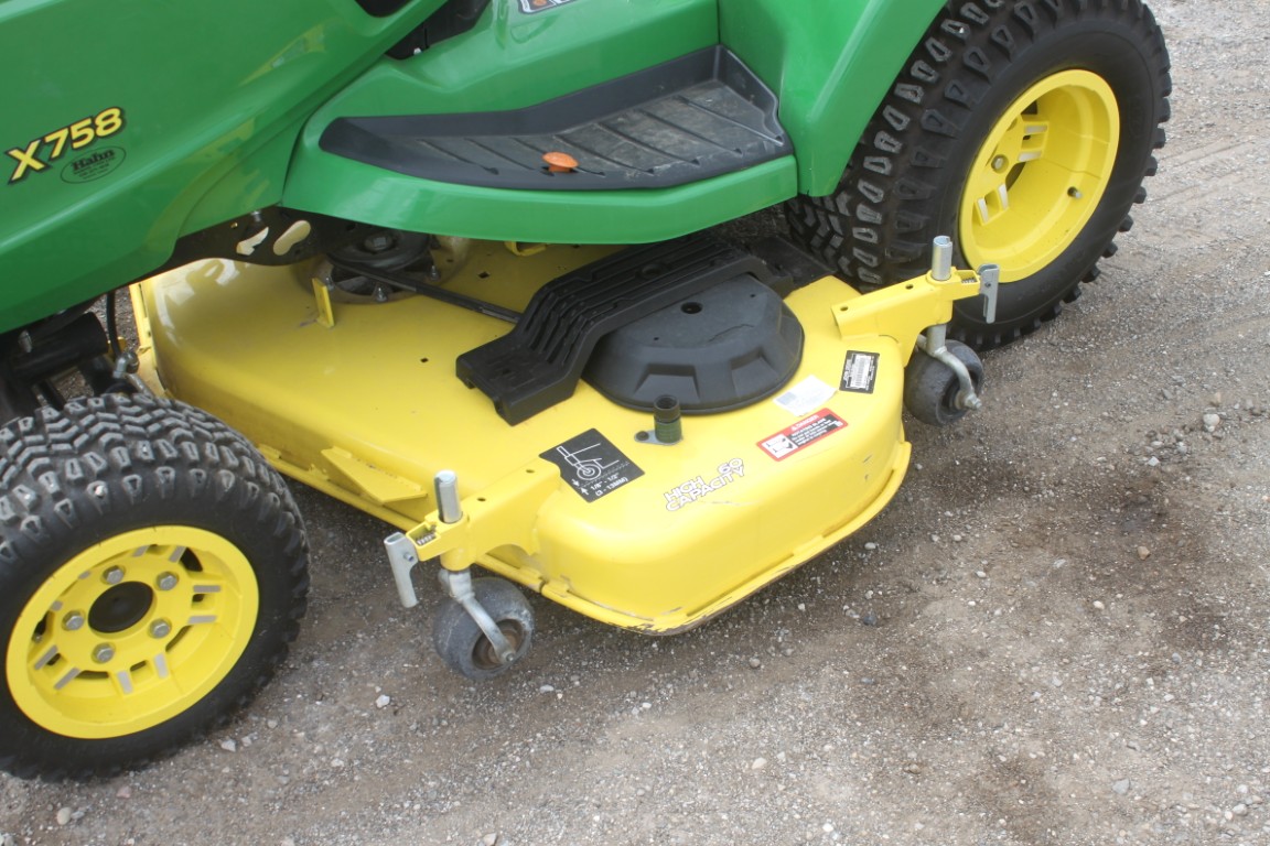 JD X758 4wd, diesel lawnmower, 60" drive over deck - Image 8