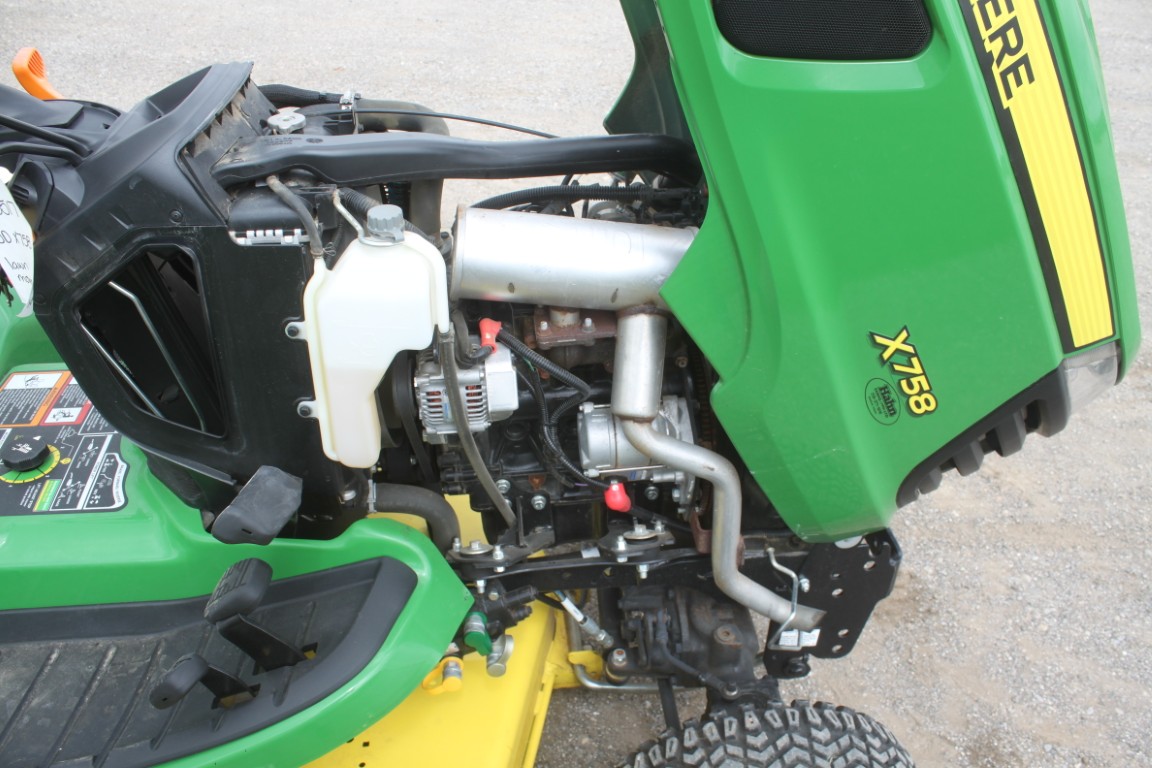 JD X758 4wd, diesel lawnmower, 60" drive over deck - Image 14