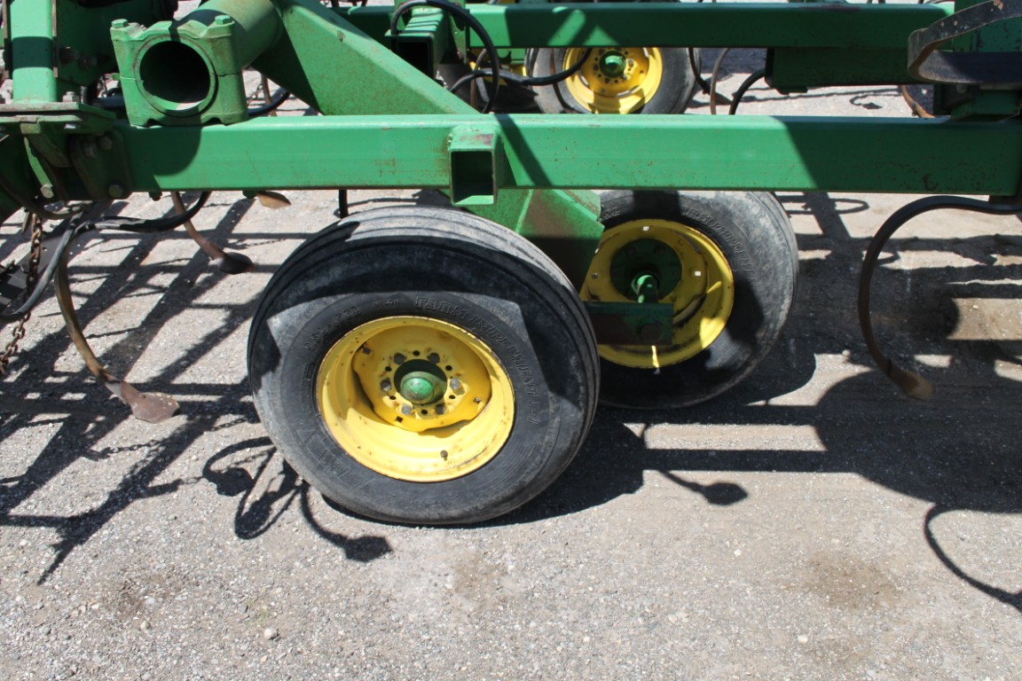 JD 980 24' cultivator, 5 bar spike harrow, S-tine, walking tandem - Image 11