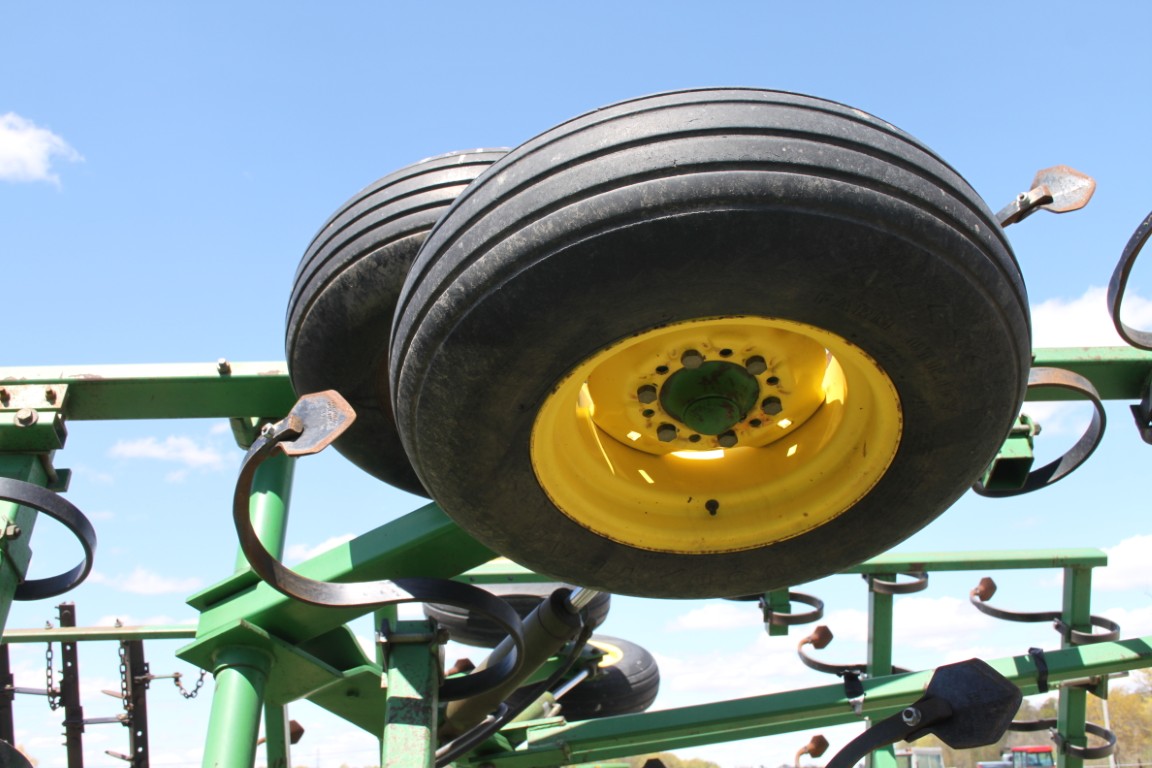 JD 980 24' cultivator, 5 bar spike harrow, S-tine, walking tandem - Image 12