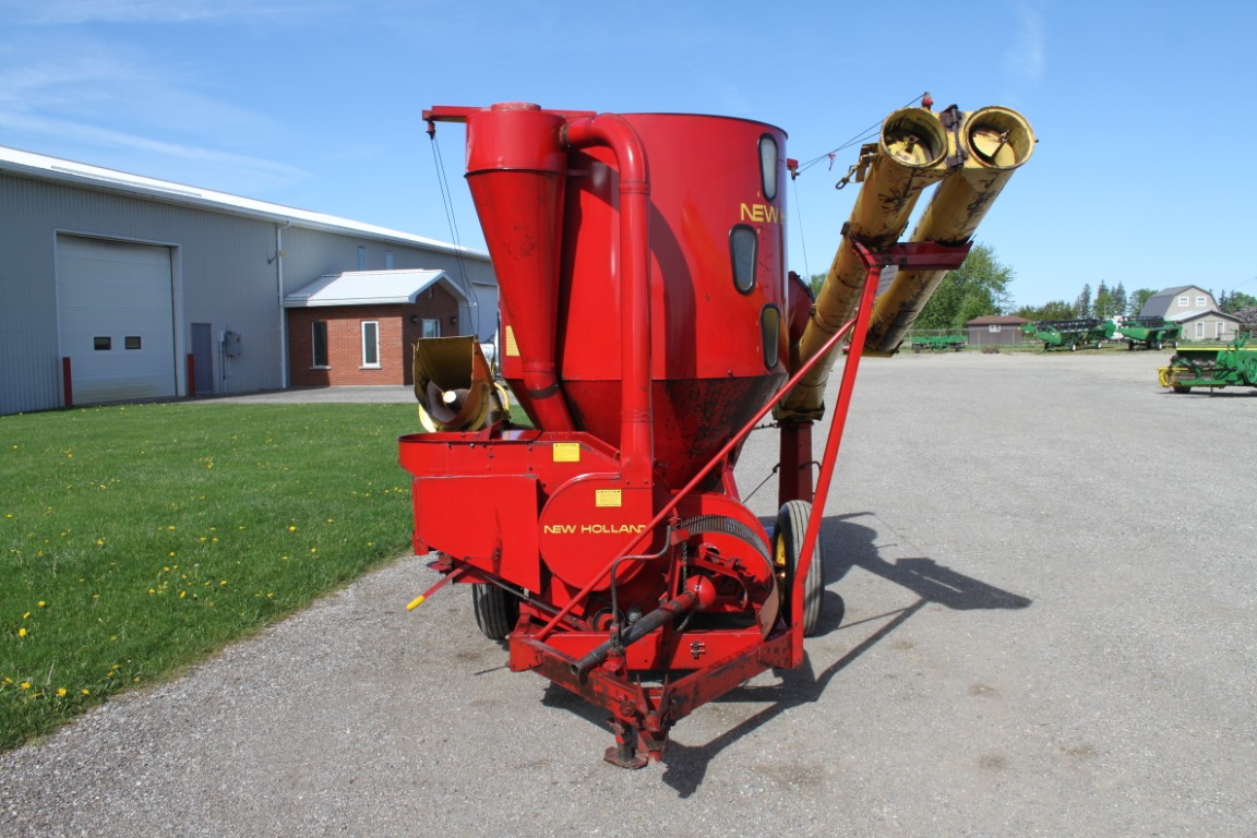 New Holland 352 mixmill, intake and discharge augers - Image 3