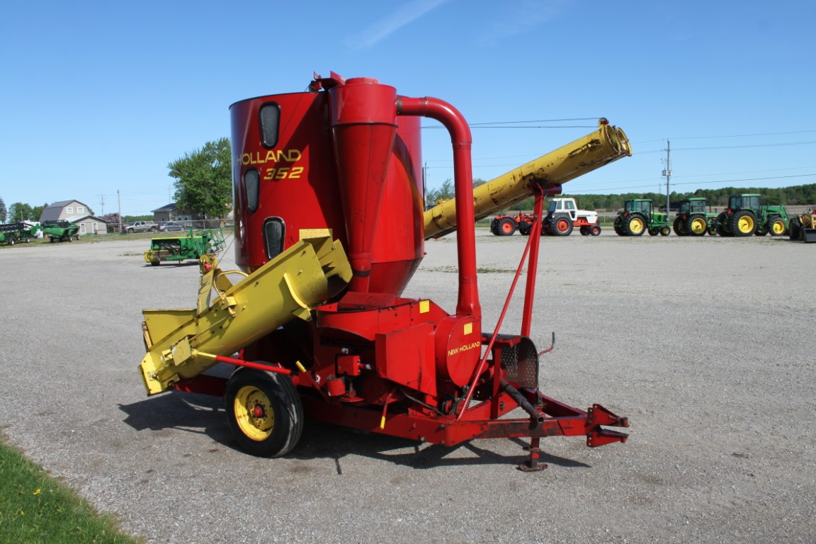 New Holland 352 mixmill, intake and discharge augers - Image 4
