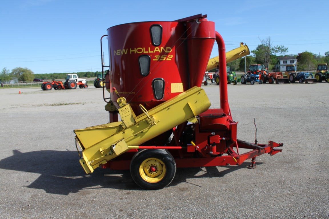 New Holland 352 mixmill, intake and discharge augers - Image 5