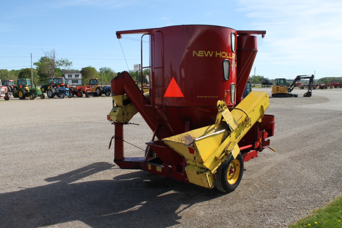 New Holland 352 mixmill, intake and discharge augers - Image 6