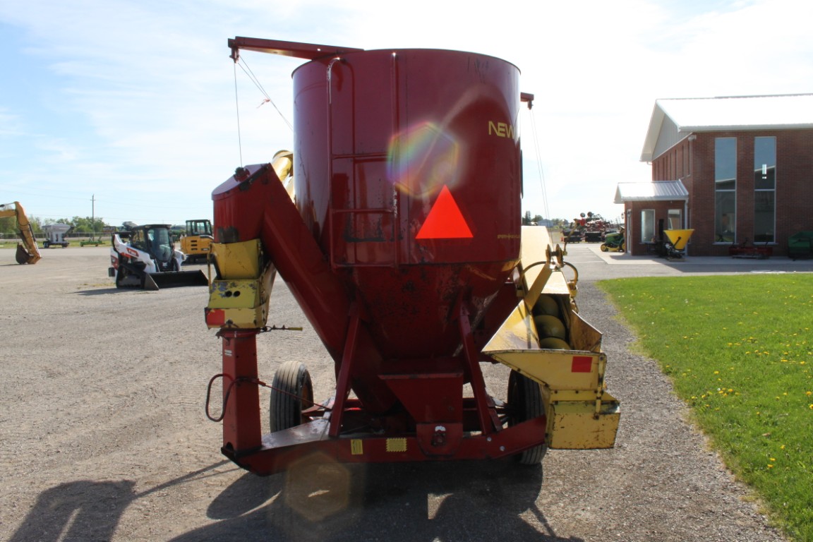 New Holland 352 mixmill, intake and discharge augers - Image 7