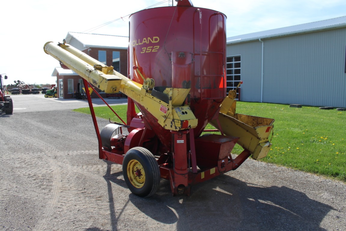 New Holland 352 mixmill, intake and discharge augers - Image 8