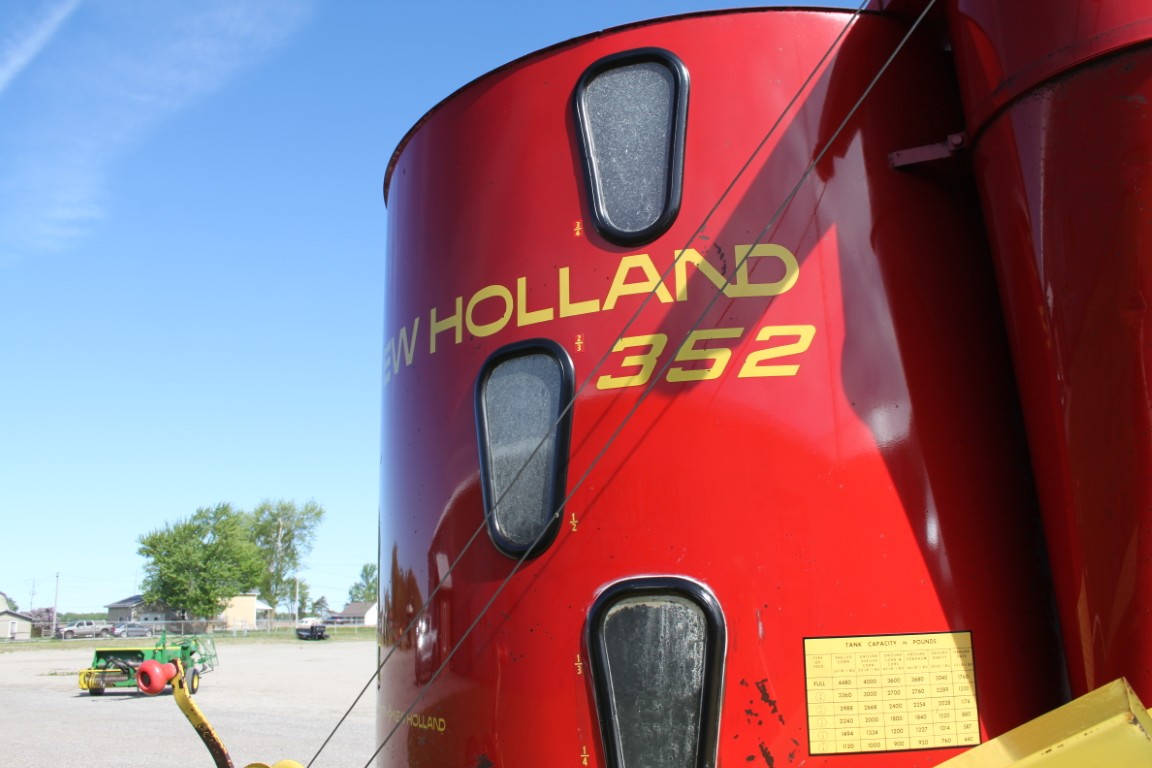 New Holland 352 mixmill, intake and discharge augers - Image 9