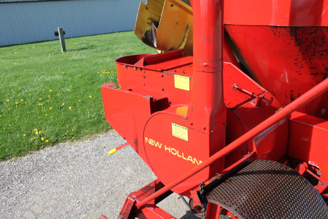New Holland 352 mixmill, intake and discharge augers - Image 11