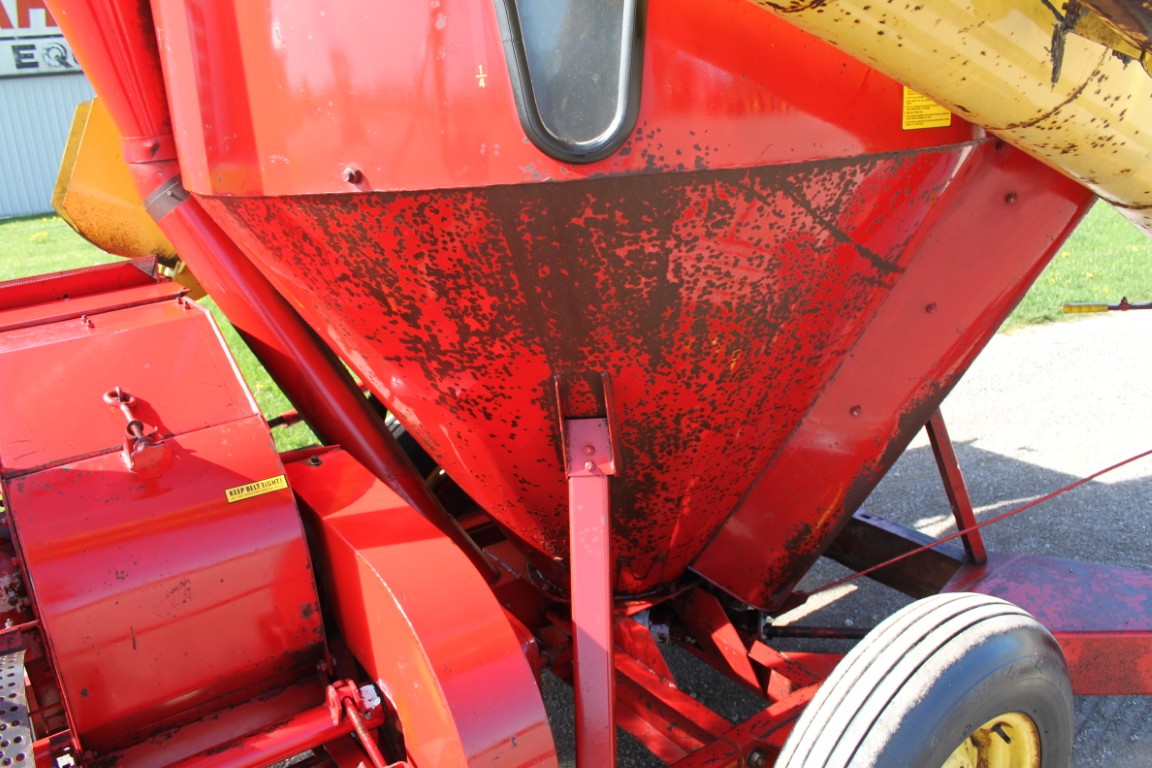 New Holland 352 mixmill, intake and discharge augers - Image 12
