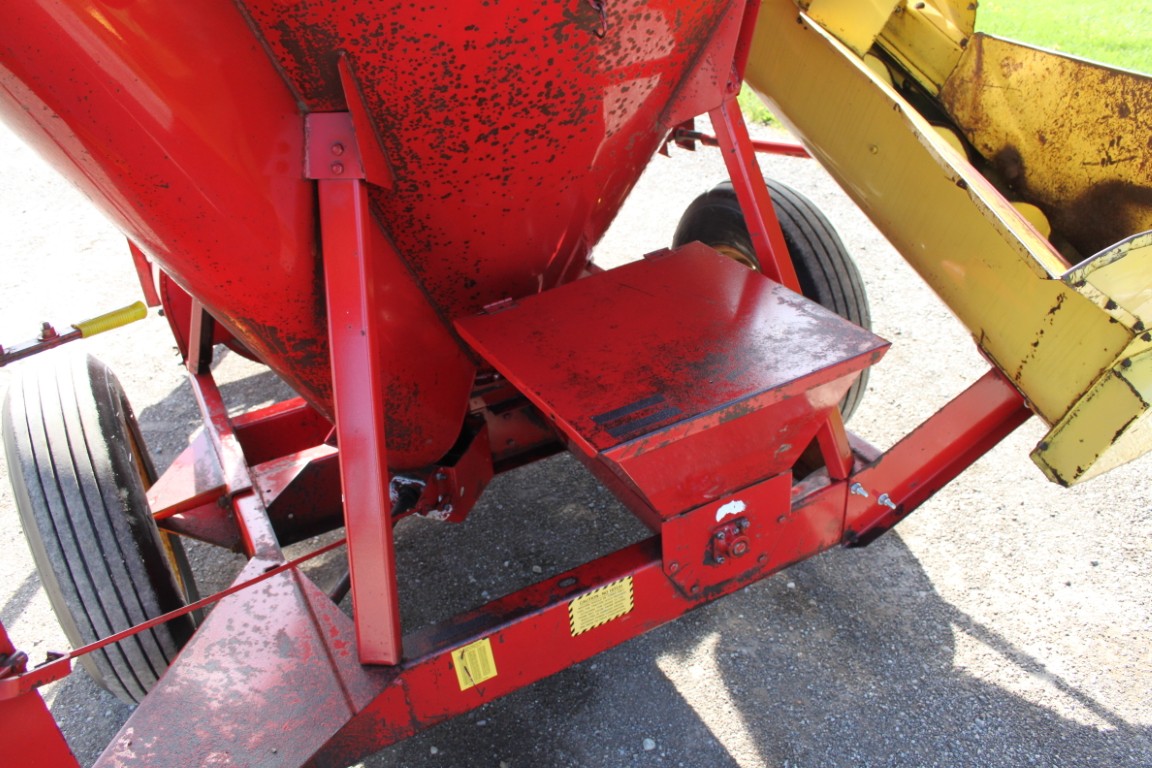 New Holland 352 mixmill, intake and discharge augers - Image 13