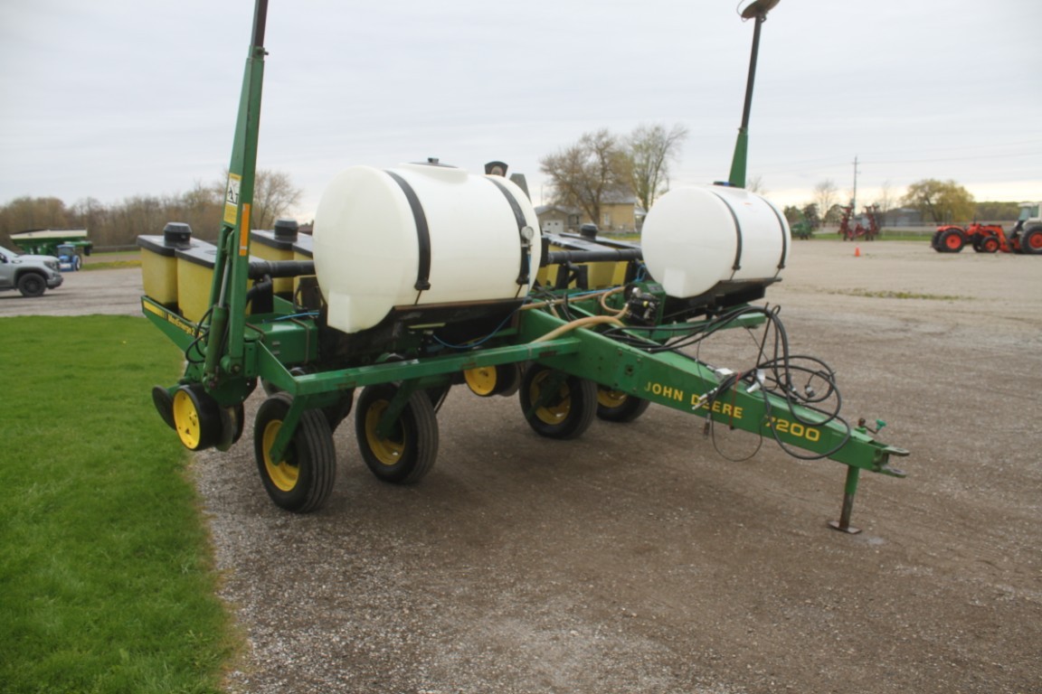 JD 7200 6 row corn planter, liquid fert, 150 monitor - Image 3