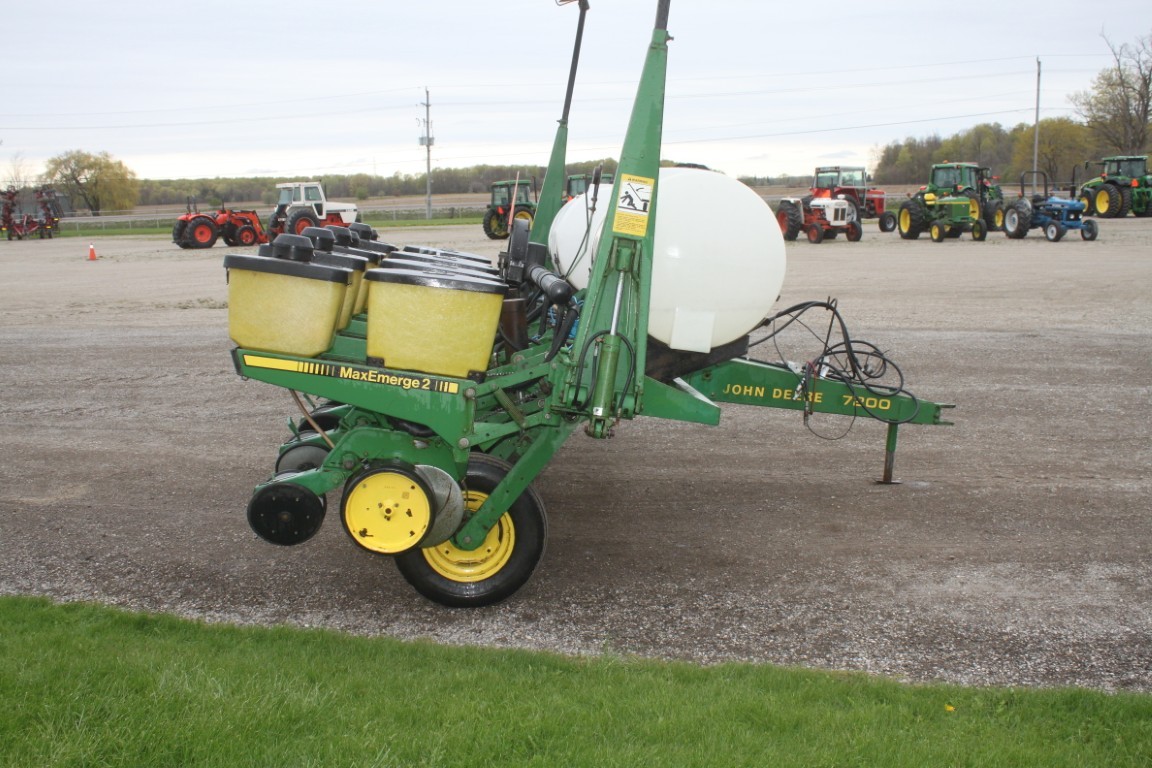 JD 7200 6 row corn planter, liquid fert, 150 monitor - Image 4