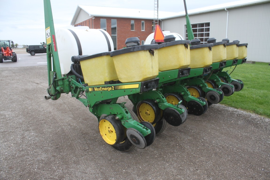 JD 7200 6 row corn planter, liquid fert, 150 monitor - Image 6