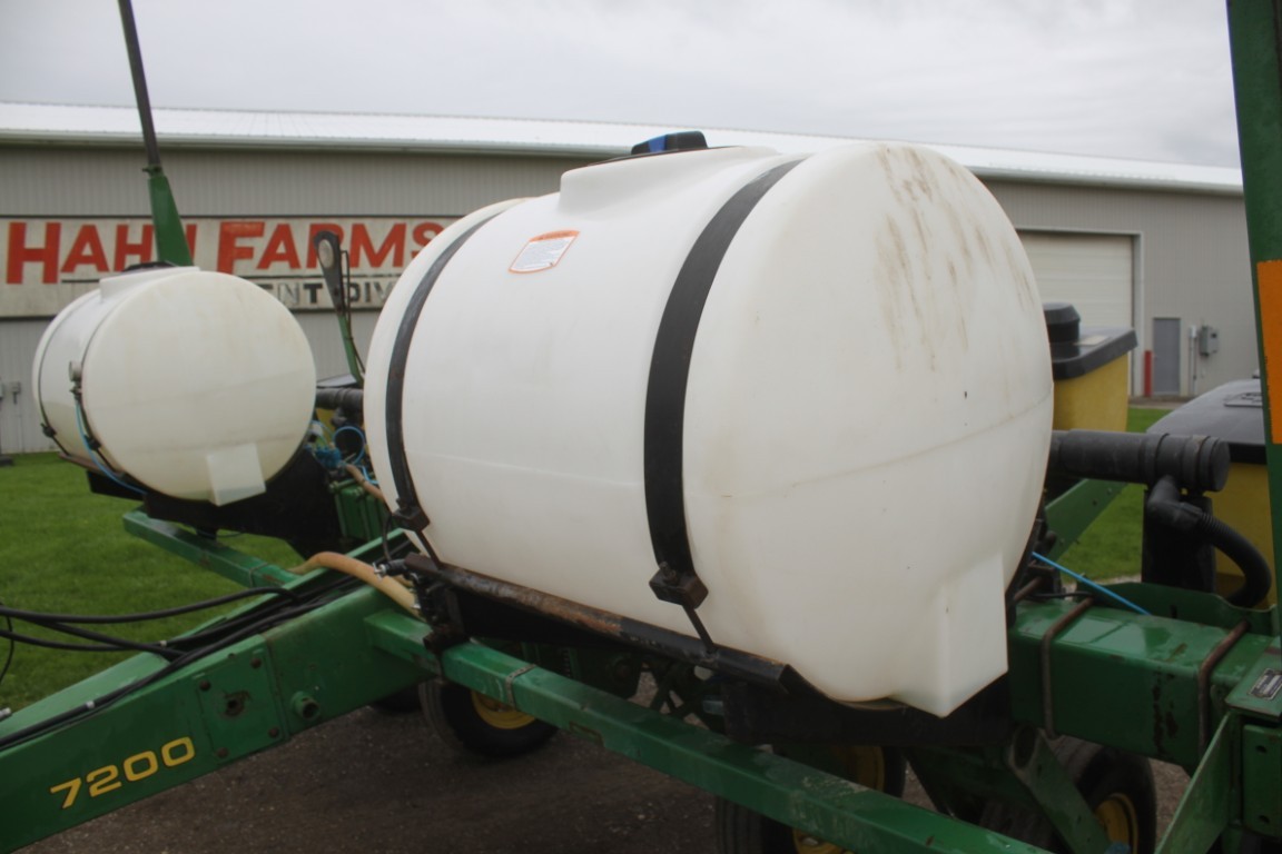 JD 7200 6 row corn planter, liquid fert, 150 monitor - Image 8