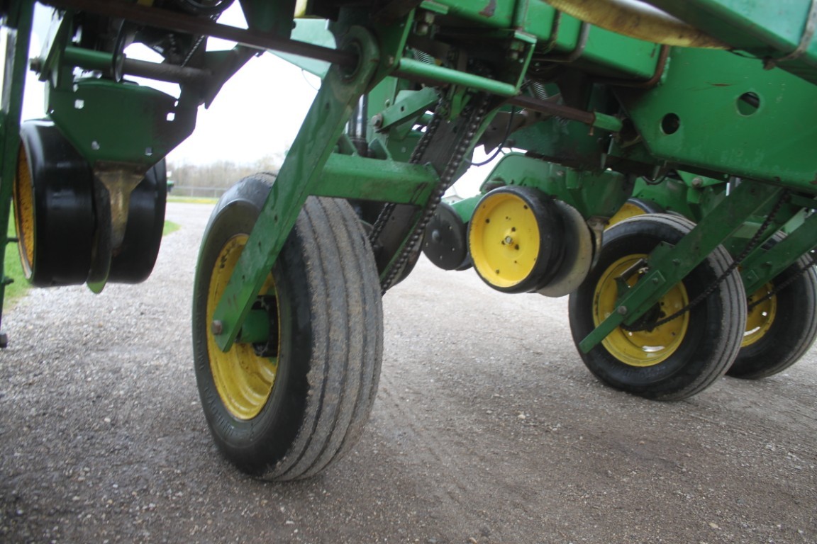 JD 7200 6 row corn planter, liquid fert, 150 monitor - Image 12