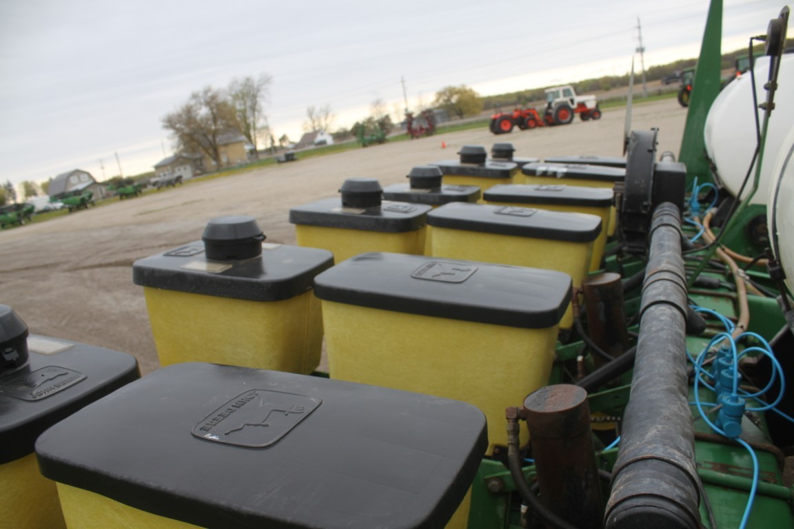 JD 7200 6 row corn planter, liquid fert, 150 monitor - Image 13