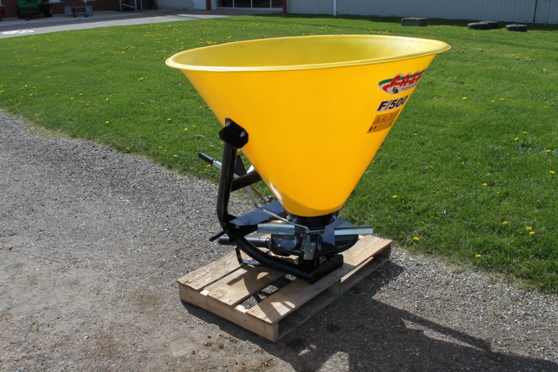 Walco F500PVC Fertilizer Spreader Round Hopper and PTO685.22+ 34.50 agitaor - Image 4