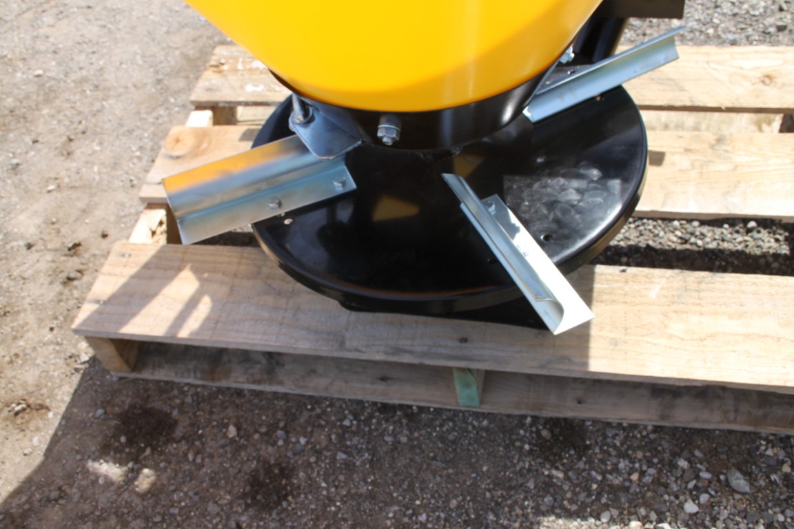 Walco F500PVC Fertilizer Spreader Round Hopper and PTO685.22+ 34.50 agitaor - Image 7