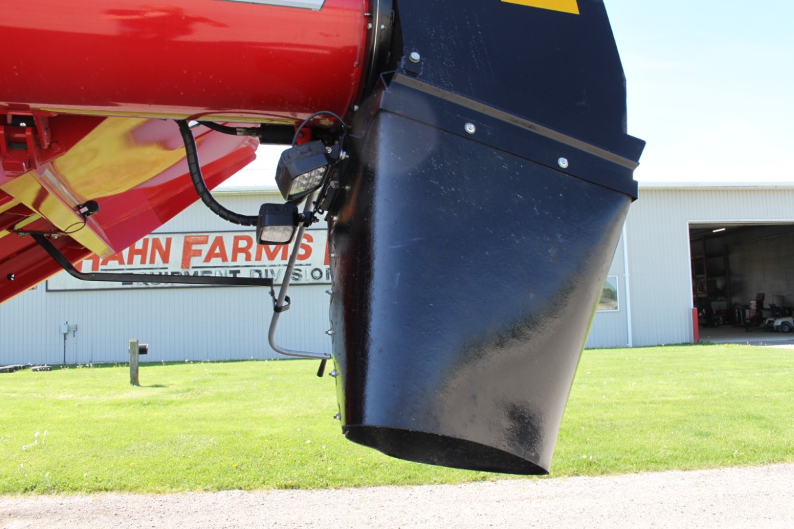 Brent V1000 grain cart, tarp, hyd deflector, scale kit w/ cart mounted display, cameras, 900/60R32 - Image 9