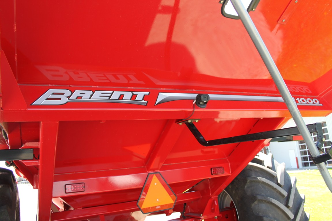 Brent V1000 grain cart, tarp, hyd deflector, scale kit w/ cart mounted display, cameras, 900/60R32 - Image 11