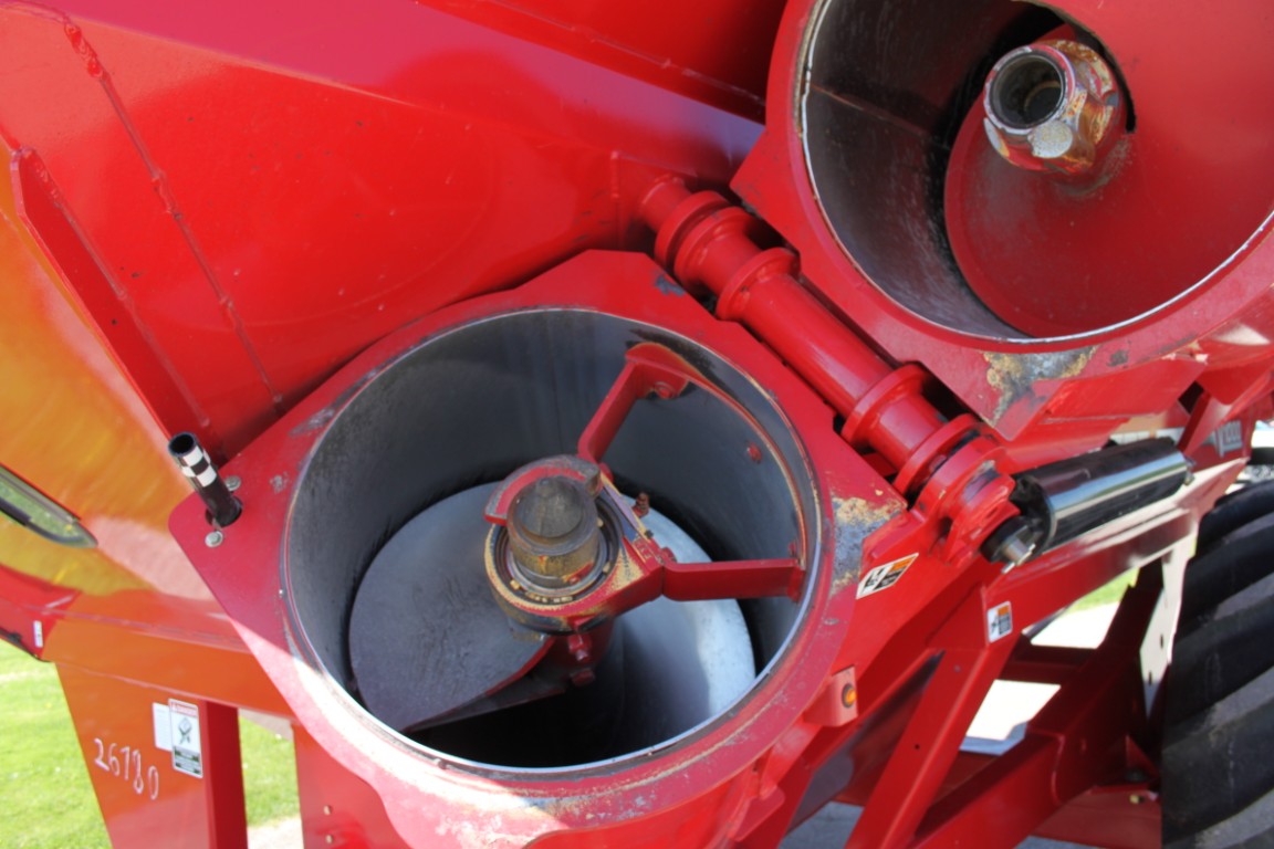 Brent V1000 grain cart, tarp, hyd deflector, scale kit w/ cart mounted display, cameras, 900/60R32 - Image 14