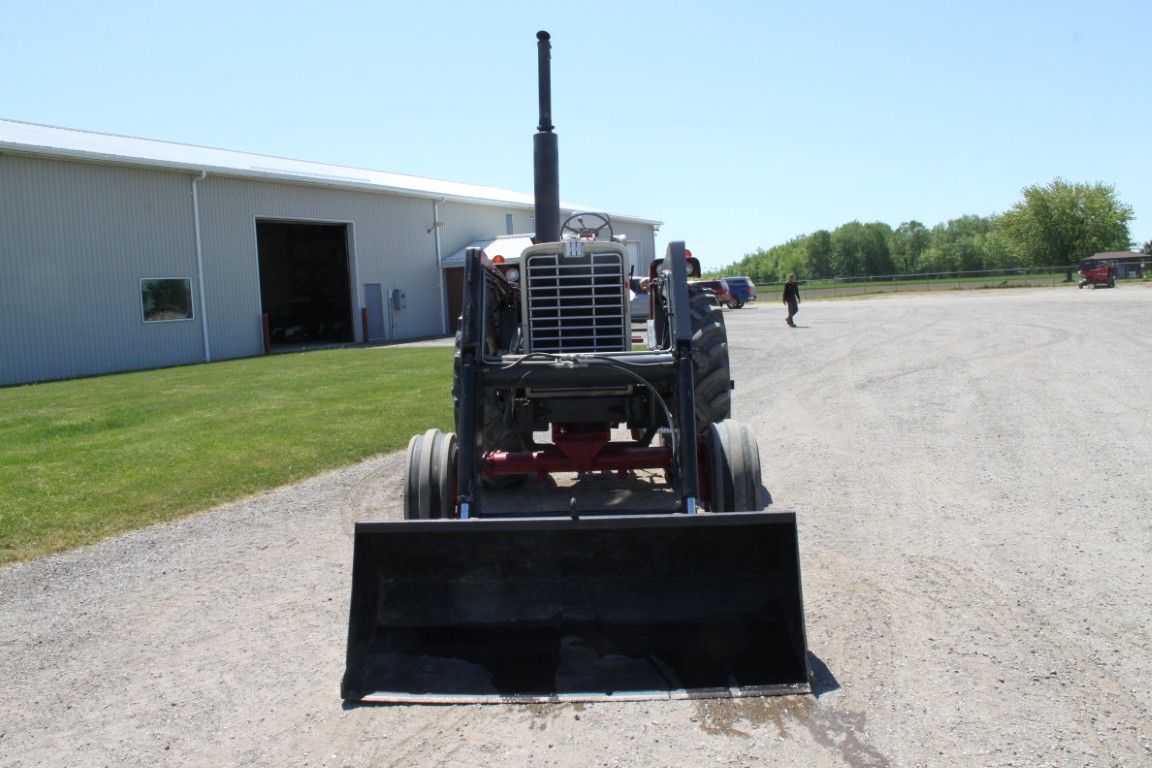 Int 856 2wd tractor, diesel, Allied 594 loader - Image 3