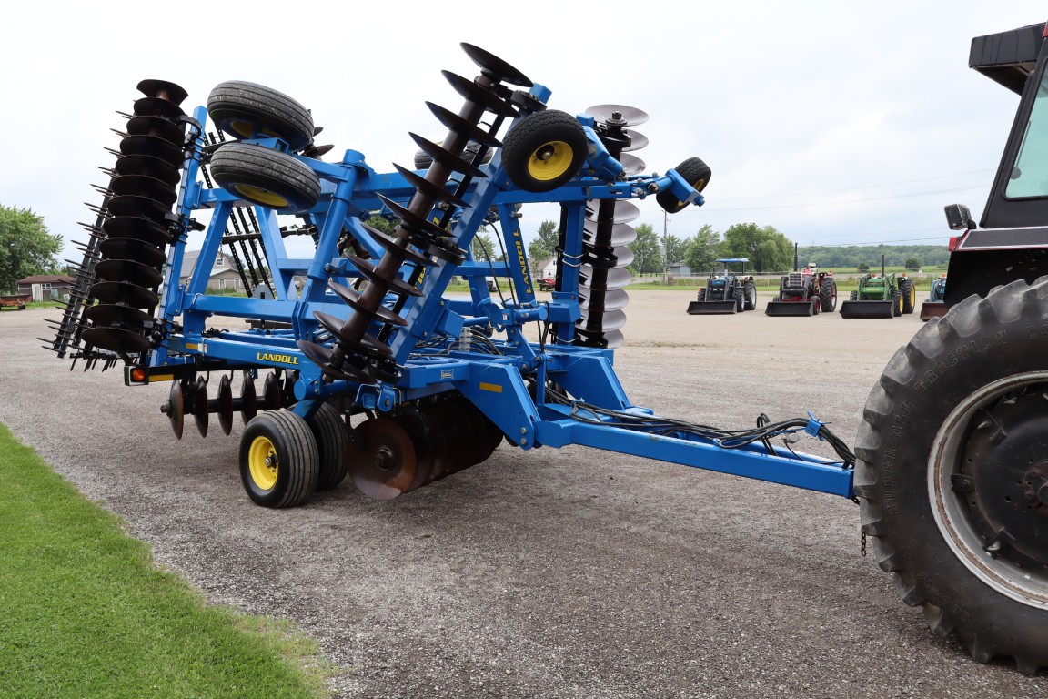 Landoll 6230 26' Disc, hyd leveling, 4 bar spike harrow, good blades - Image 3