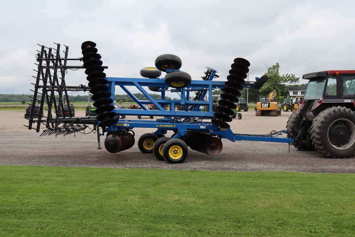 Landoll 6230 26' Disc, hyd leveling, 4 bar spike harrow, good blades - Image 4