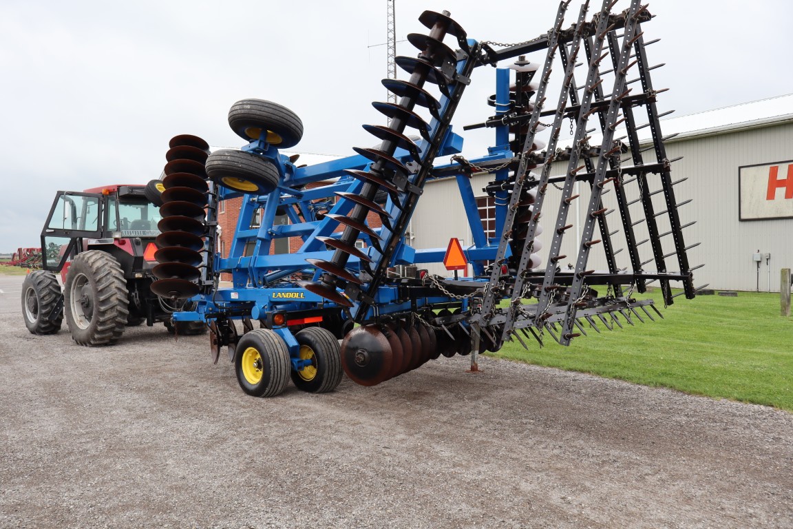Landoll 6230 26' Disc, hyd leveling, 4 bar spike harrow, good blades - Image 7