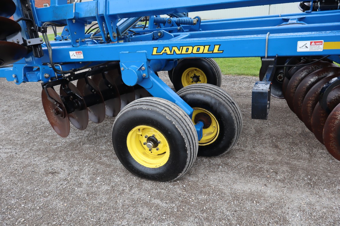 Landoll 6230 26' Disc, hyd leveling, 4 bar spike harrow, good blades - Image 8