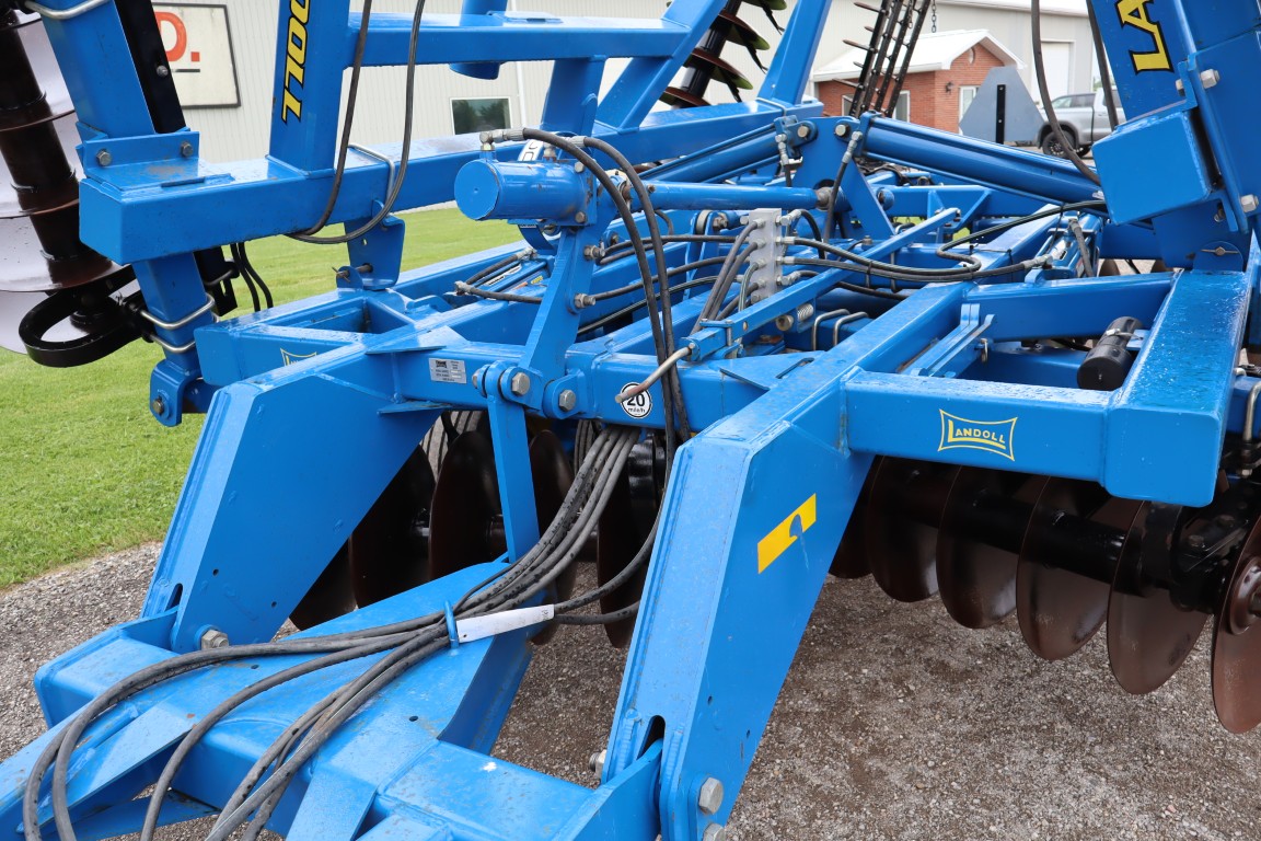 Landoll 6230 26' Disc, hyd leveling, 4 bar spike harrow, good blades - Image 13
