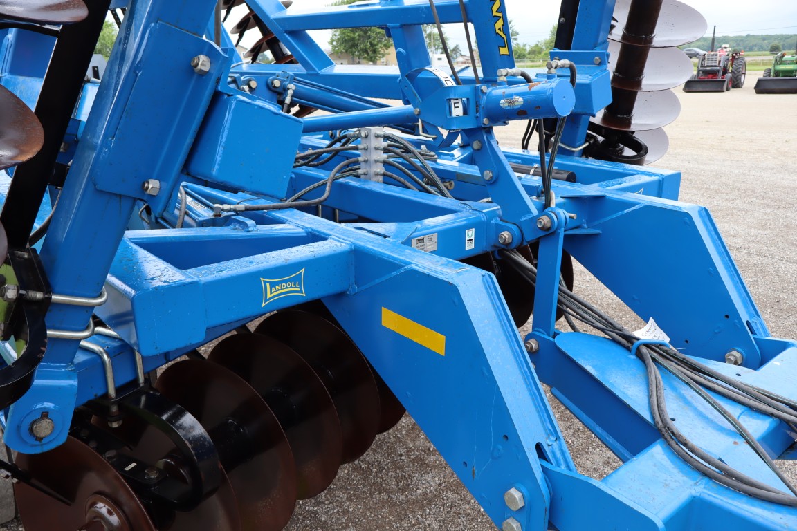Landoll 6230 26' Disc, hyd leveling, 4 bar spike harrow, good blades - Image 14