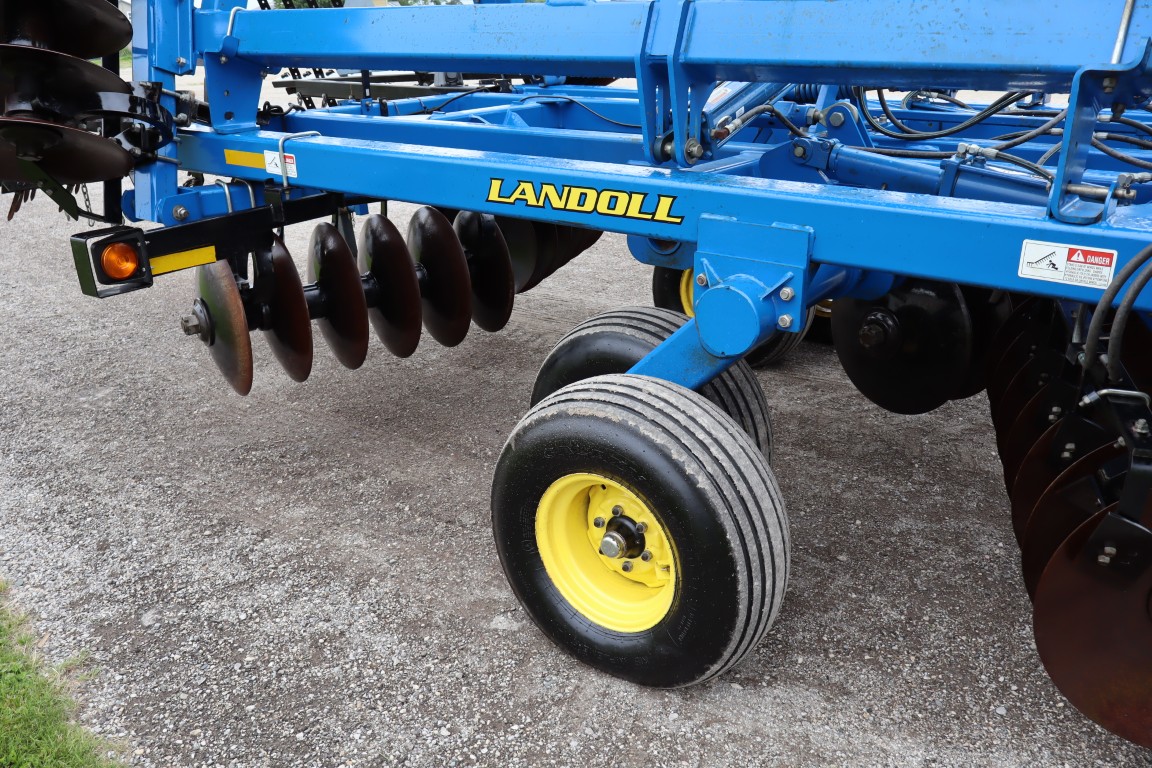 Landoll 6230 26' Disc, hyd leveling, 4 bar spike harrow, good blades - Image 15