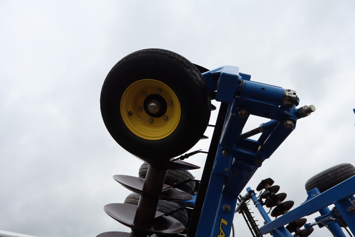 Landoll 6230 26' Disc, hyd leveling, 4 bar spike harrow, good blades - Image 16