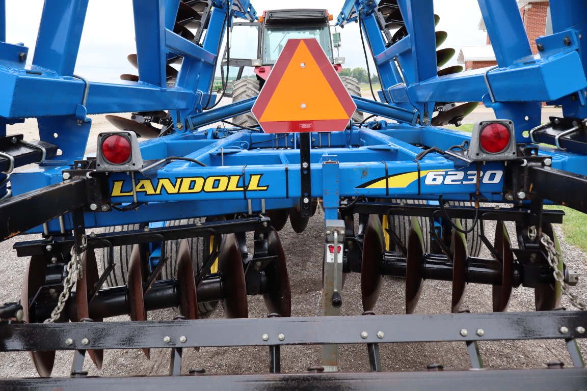 Landoll 6230 26' Disc, hyd leveling, 4 bar spike harrow, good blades - Image 19